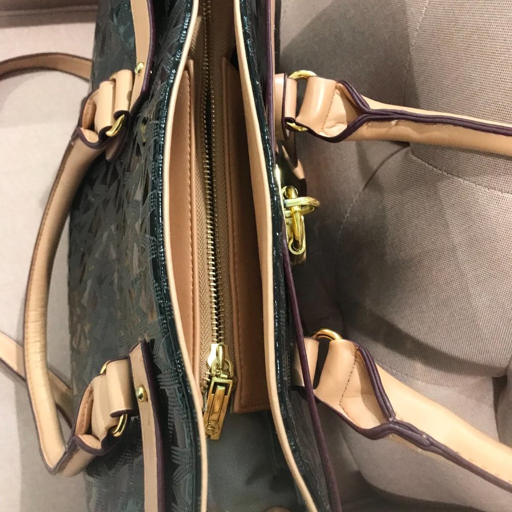 Shoulder bag with gold hardware - Picture 3 of 16